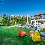 Contemporary Luxury Villa In Yalikavak Center
