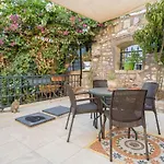 Central Stone House, 2Br, Cozy, Spacy, Terrace, Fast Wifi, Parking