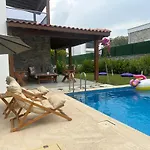 Bodrum Guemuesluekte Havuzlu-Bahceli-3 Yatak Odali Muestakil Villa