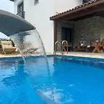 Bodrum Guemuesluekte Havuzlu-Bahceli-3 Yatak Odali Muestakil Villa