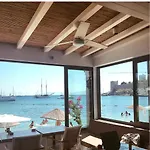 Surfer Caravan Gastro Pub Suites- Adults Only