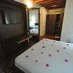 El Vino Hotel & Suites