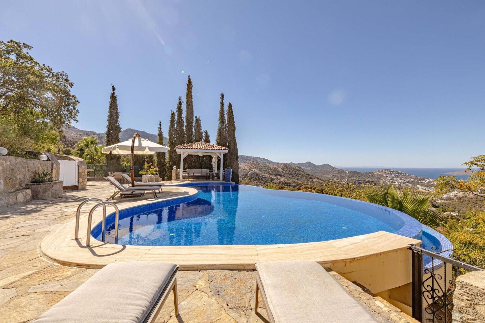 Luxury 2-storey With Stunning Views Near Marina וילה יאליקאבאק