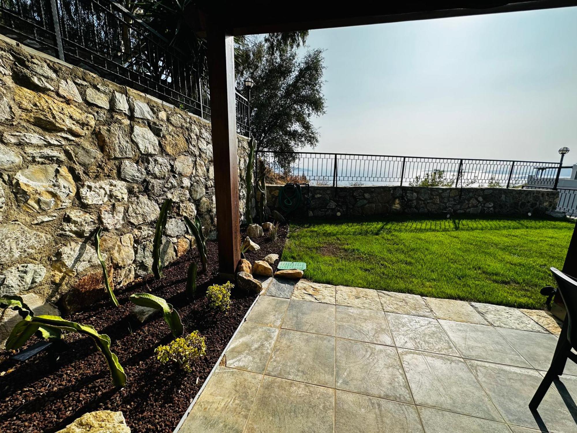 Deniz Manzarali Tas Villa